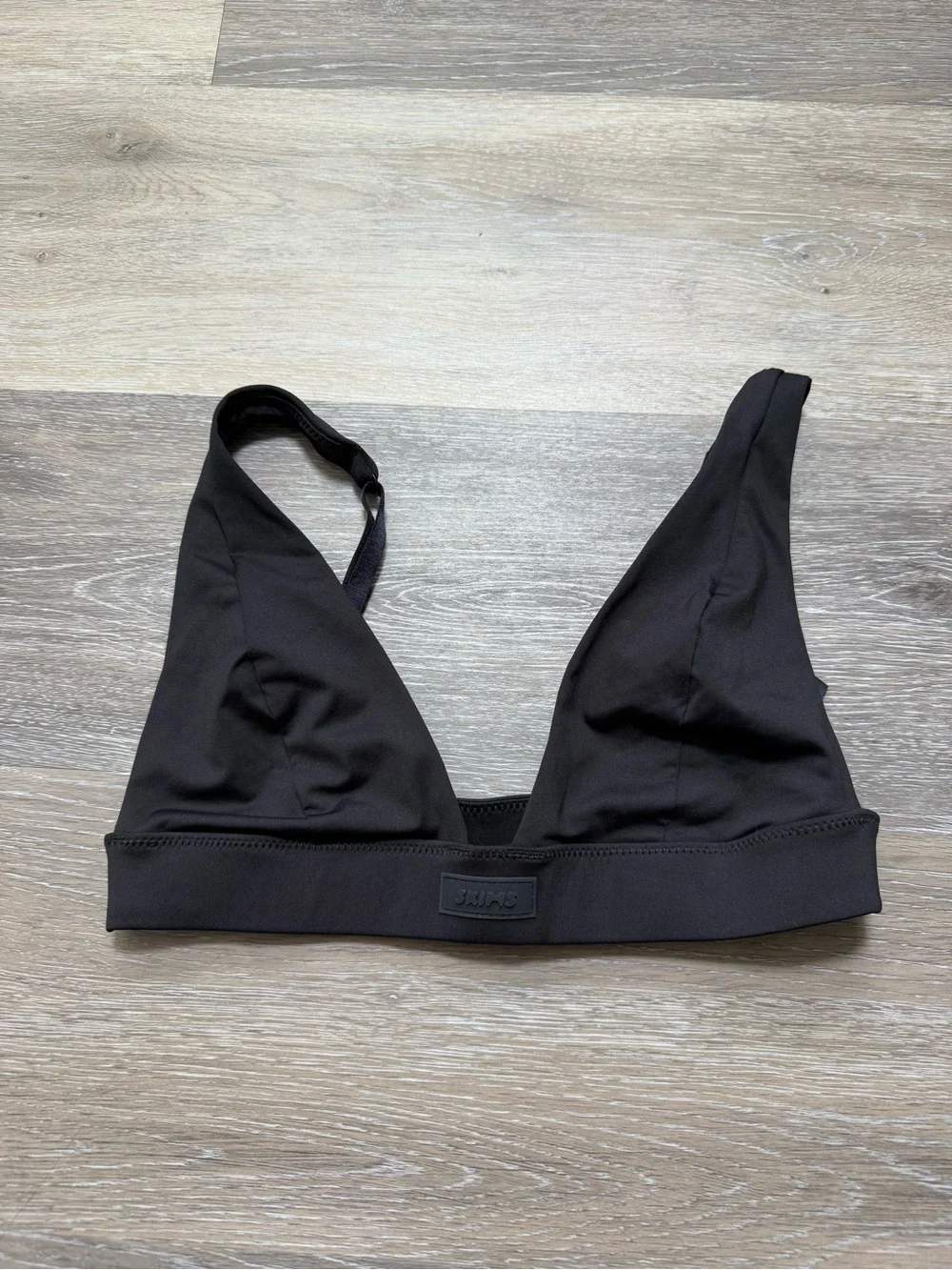 SKIMS SIGNATURE SWIM PLUNGE BIKINI TOP - Black Onyx / small